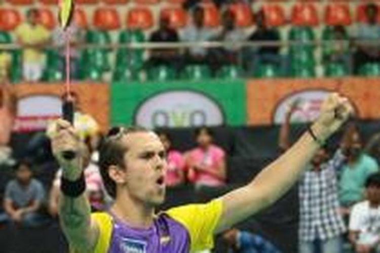 Pebulu tangkis Denmark, Jan O Jorgensen, mengepalkan tangan dan berteriak usai mengalahkan Ajay Jayaram pada Indian Badminton League (IBL) di Hyderabad, India, Selasa (27/8/2013).