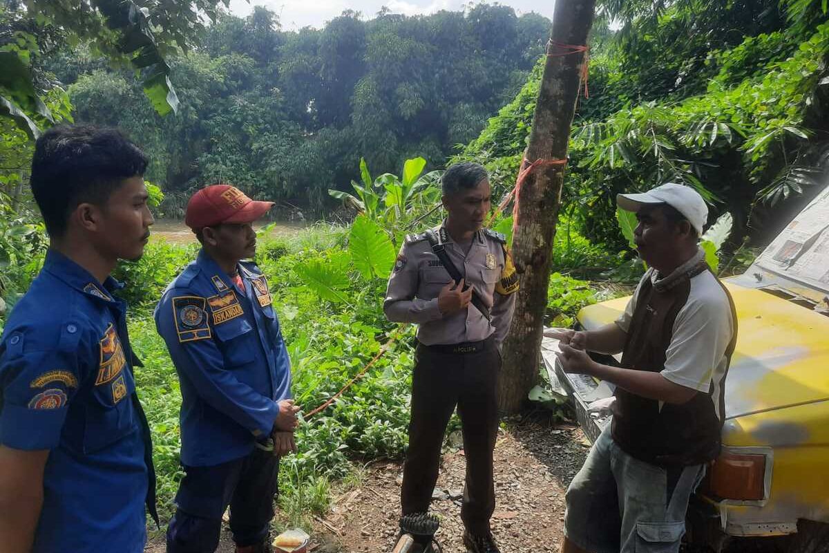 Tim gabungan yang terdiri dari Damkar, kepolisian dan sejumlah relawan lain, dibantu warga setempat mencari bocah bernama Gheo Daffa Maulana (8) yang hanyut setelah terpeleset saat cari kepiting di tepi Sungai Ciliwung, Desa Bojonggede, Kecamatan Bojonggede, Kabupaten Bogor, Jawa Barat, Minggu (16/10/2022)