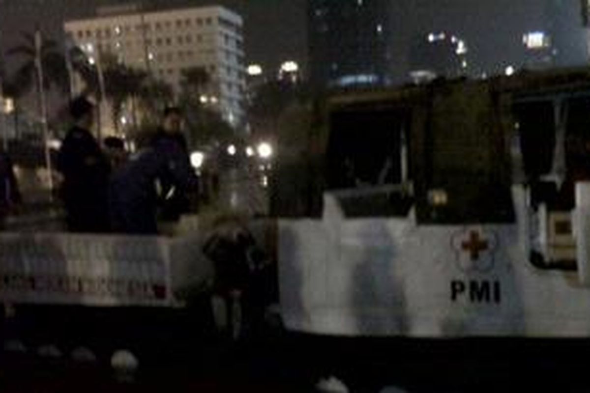 Kendaraan amphibi Hagglund BV206 milik Palang Merah Indonesia (PMI) diturunkan ke lokasi banjir di kawasan bundaran Hotel Indonesia (HI) pada Kamis (17/1/2013) malam.