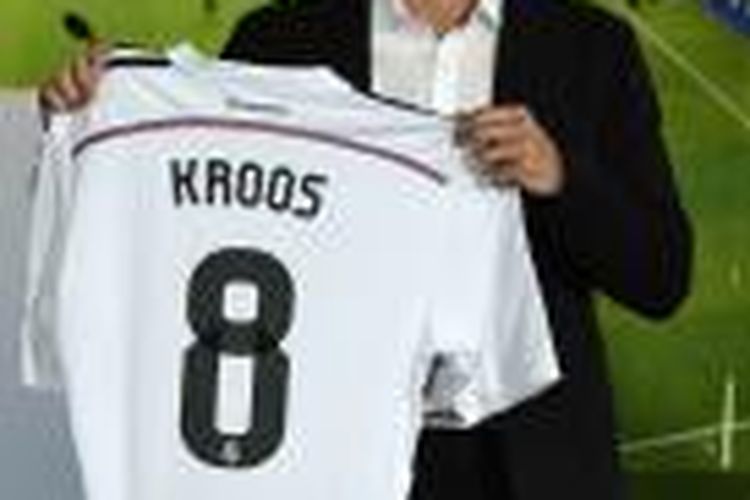 Gelandang baru Real Madrid, Toni Kroos, berpose dengan kostum barunya saat perkenalan dirinya di Santiago Bernabeu, Kamis (17/7/2014).