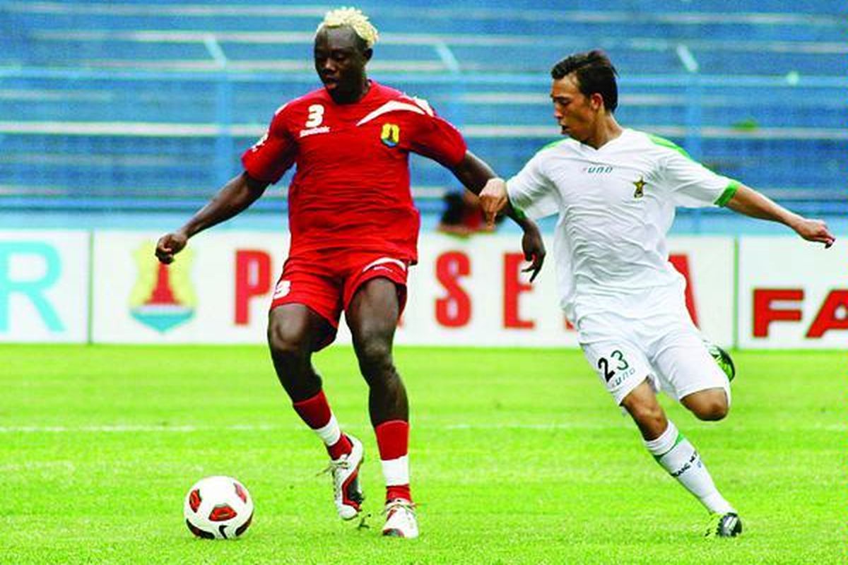 Pemain Persema Malang, Seme Patrick (kiri), mengecoh pemain Bintang Medan, Gaston Salasiwa, dalam pertandingan Liga Primer Indonesia di Stadion Gajayana, Malang, Jawa Timur, Sabtu (26/3). Tuan rumah Persema Malang mengalahkan Bintang Medan, 4-1.