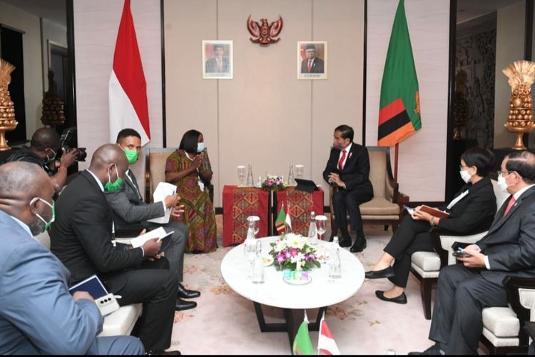 Presiden Joko Widodo saat menerima Wakil Presiden Zambia, W.K. Mutale Nalumango di Bali Nusa Dua Convention Center, pada Rabu (25/5/2022)