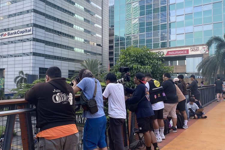Melihat Cara Kerja Fotografer Runner di CFD Sudirman-Thamrin. Foto Random Pelari Dijual Tanpa Izin di Marketplace AI, Apa yang Harus Dilakukan?