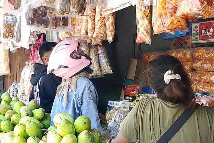 Cerita Pemudik Berburu Oleh-oleh di Jalur Pantura Indramayu Saat Akan Kembali ke Perantauan