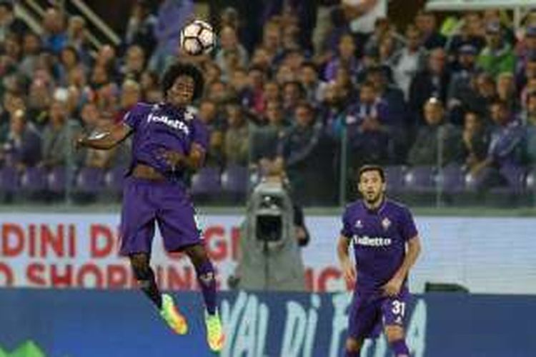 Gelandang Fiorentina, Carlos Sanchez, mencoba menyundul bola pada pertandingan versus AS Roma di Stadion Artemio Franchi, Minggu (18/9/2016). 