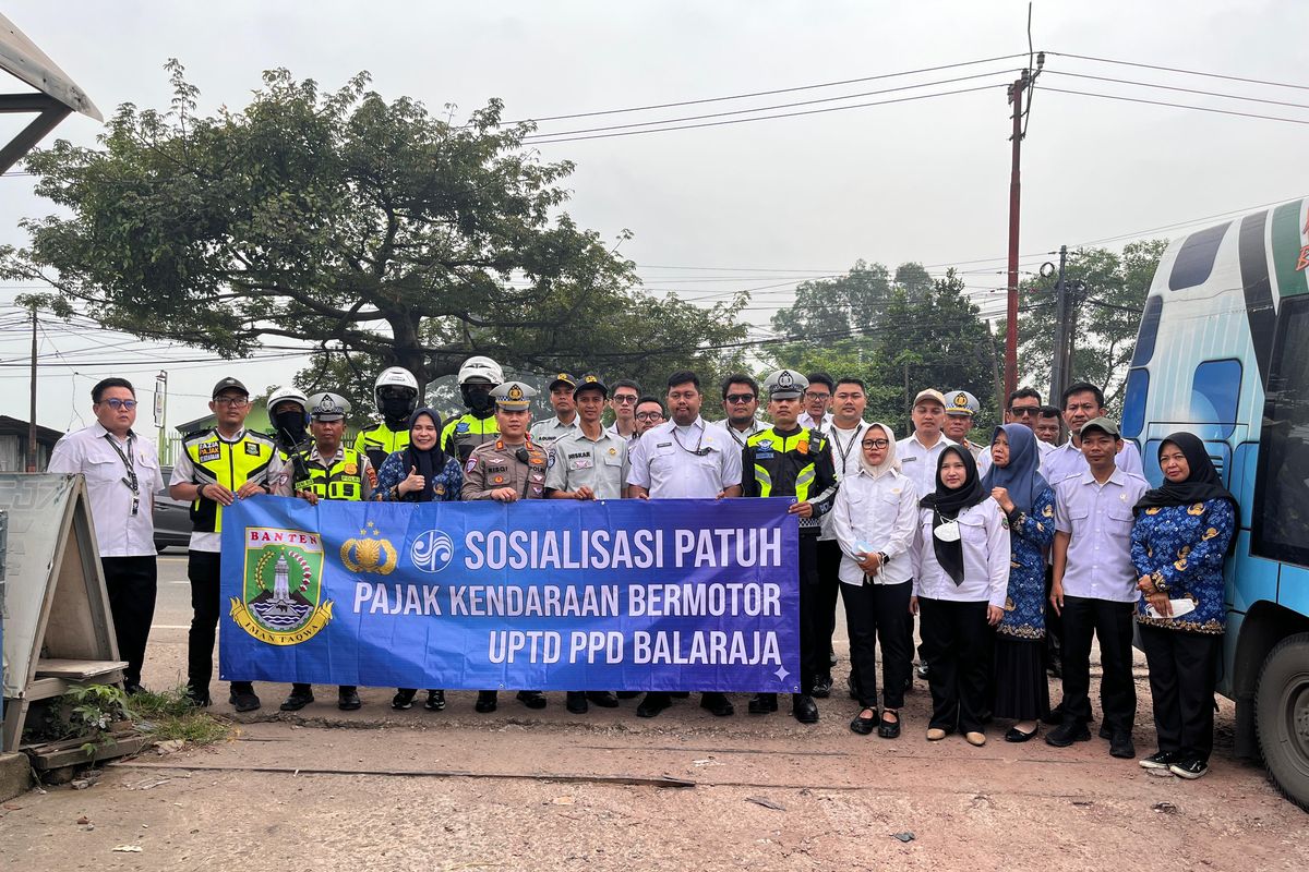 Petugas Samsat Balaraja bersama Polresta Tangerang menggelar penertiban pajak kendaraan bermotor di Kabupaten Tangerang, Kamis (21/5/2026). Dalam kegiatan tersebut, masyarakat dapat langsung membayar tunggakan pajak melalui layanan Samsat Keliling di lokasi.