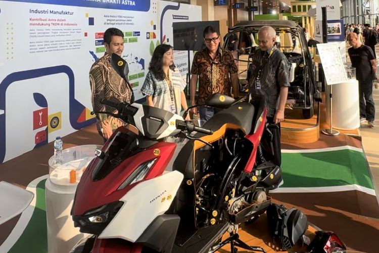Yayasan Dharma Bakti Astra (YDBA) memamerkan produk-produk Usaha Mikro Kecil Menengah (UMKM) binaannya di pameran Gaikindo Indonesia International Auto Show (GIIAS) 2024 di ICE BSD, Tangerang, Banten. Ketua Pengurus YDBA, Rahmat Samulo mengatakan, produk-produk UMKM binaannya ditampilkan di booth YDBA.