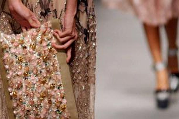 Desainer Indonesia Biyan Wanaaatmadja terkenal dengan pekerjaan tangan yang detil menggunakan batu kristal Swarovski pada setiap rancangannya.