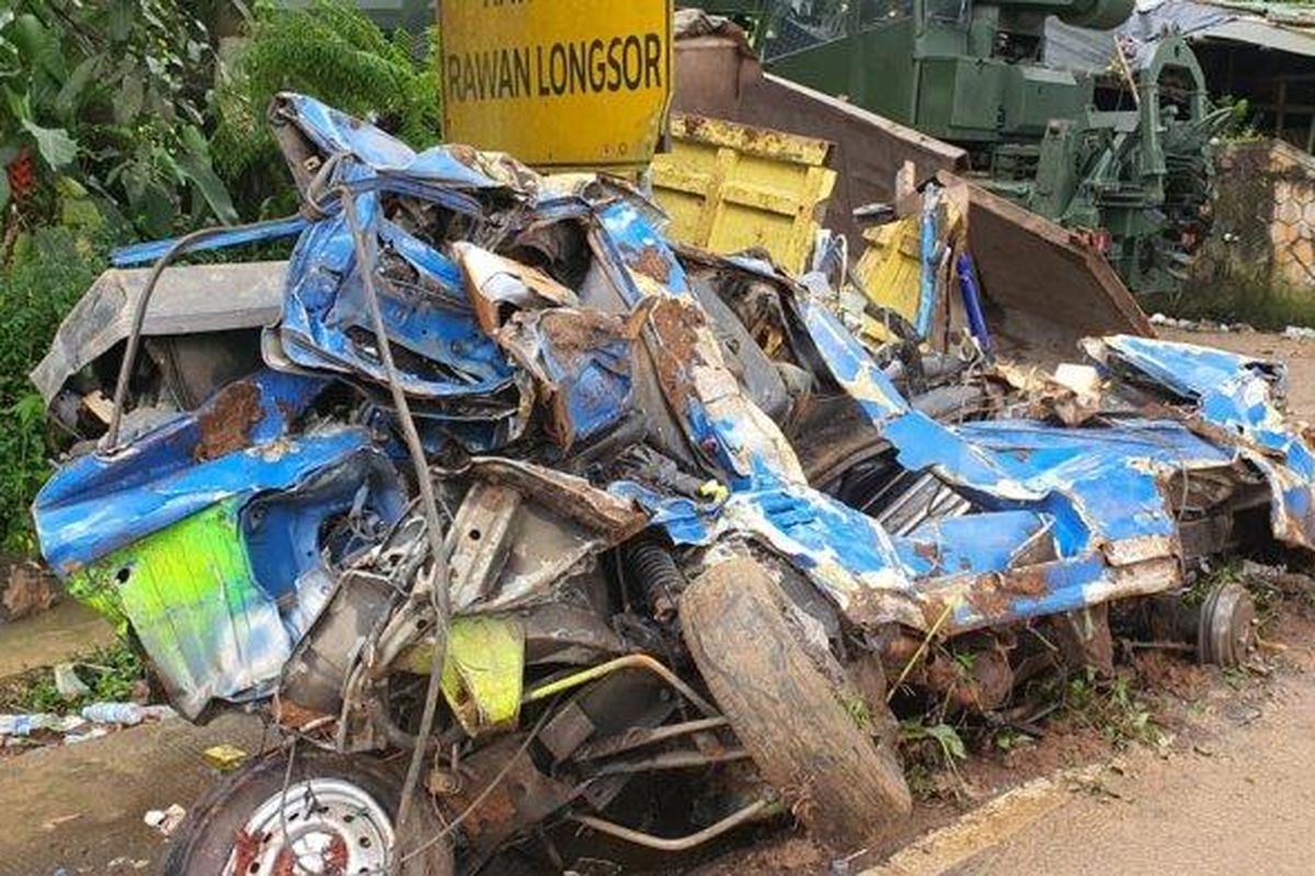 
Angkot biru ini tak berbentuk lagi. Angkot ini diduga mengangkut sekitar 10 siswa sepulang sekolah. Angkot itu kini hancur tak berbentuk setelah tertimpa dan tertimbun longsor akibat gempa bumi 5,6 SR di Cianjur. Lokasi kejadian di Jln Raya Cipanas - Cianjur tepatnya Desa Cibeureum, Kec Cugenang, Kab Cianjur. 
