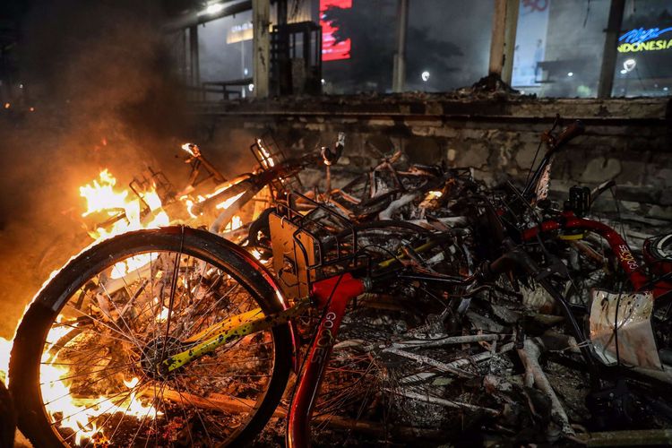 Suasana Halte MRT Bundaran HI yang terbakar di Jalan M.H Thamrin, Jakarta Pusat, Kamis (8/10/2020)