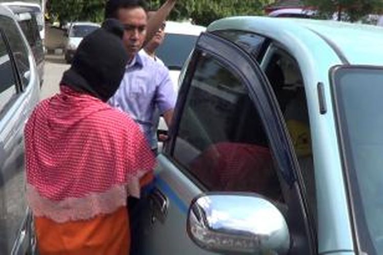 Tersangka penggelapan dua mobil rental yang juga guru tidak tetap, diperlihatkan terhadap barang bukti di Mapolres Bangkalan, Selasa (11/8/2015). 