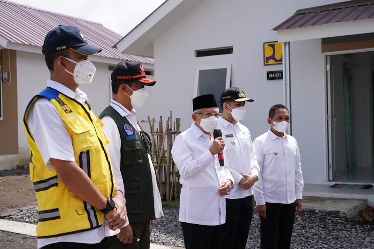 Wakil Presiden Ma'ruf Amin memberikan keterangan pers saat meninjau kawasan hunian tetap korban erupsi Gunung Semeru di Lumajang, Jawa Timur, Kamis (2/6/2022), 