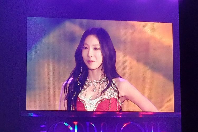 Penyanyi Taeyeon SNSD saat menyapa penonton di konser solo The Odd of Love, di ICE, BSD, Tangerang Selatan, Sabtu (22/7/2023).