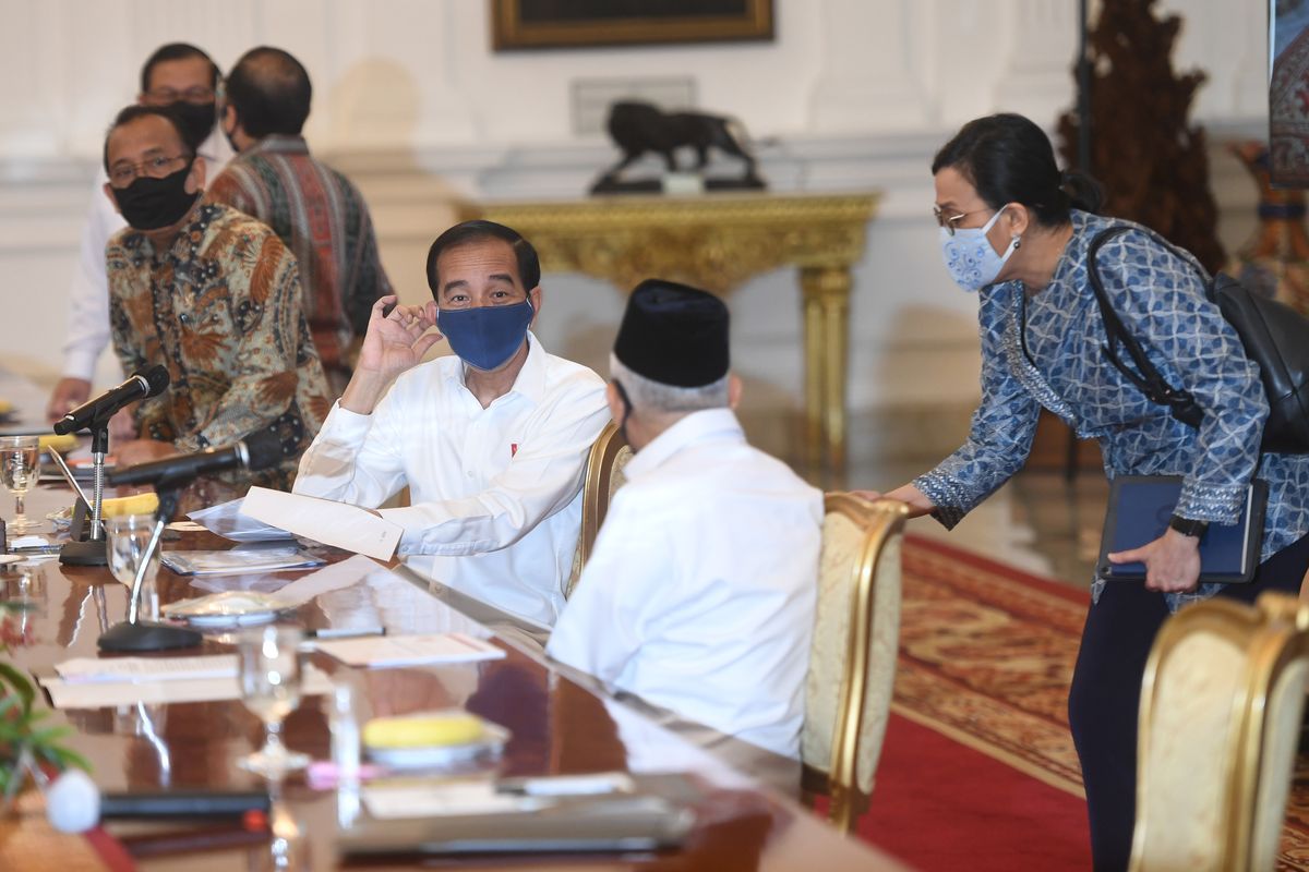 President Joko Widodo (center-seated), who is accompanied by Vice President Maruf Amin (2nd-right), talks with Finance Minister Sri Mulyani (right) in Istana Merdeka in Jakarta on Tuesday July 21, 2020. ANTARA FOTO/Akbar Nugroho Gumay/Pool/foc.