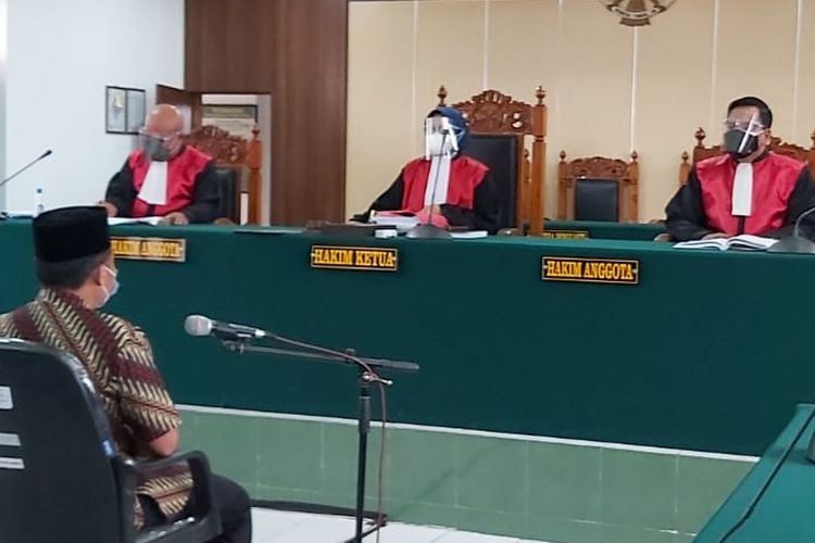 Terdakwa Wakil Ketua DPRD Wasmad Edi Susilo berada di ruang sidang sebelum akhirnya majelis hakim memutuskan sidang ditunda karena JPU belum siap menyampaikan tuntutannya di Pengadilan Negeri Tegal, Selasa (15/12/2020)