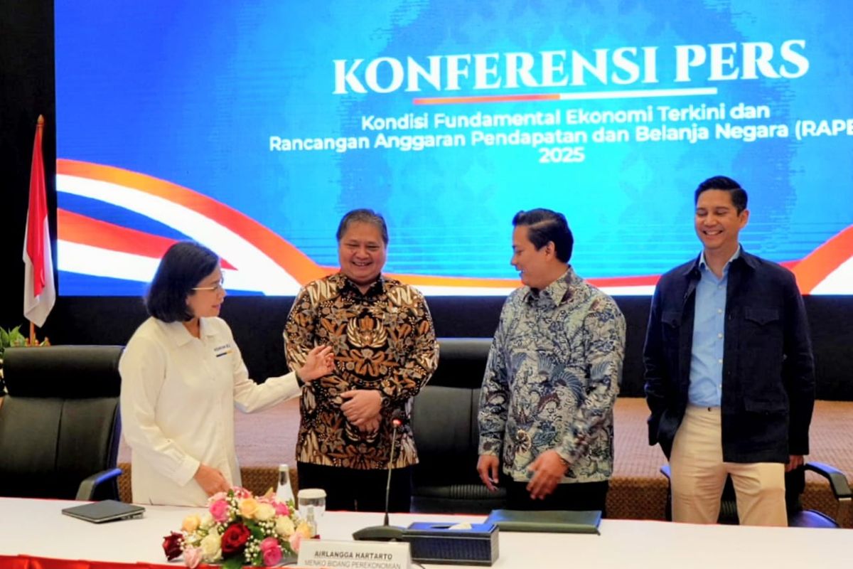 Menko Perekonomian Airlangga Hartarto saat menghadiri Konferensi Pers Kondisi Fundamental Ekonomi Terkini dan RAPBN 2025 di Kantor Pusat Direktorat Jenderal Pajak, Jakarta Selatan, Senin (24/6/2024).