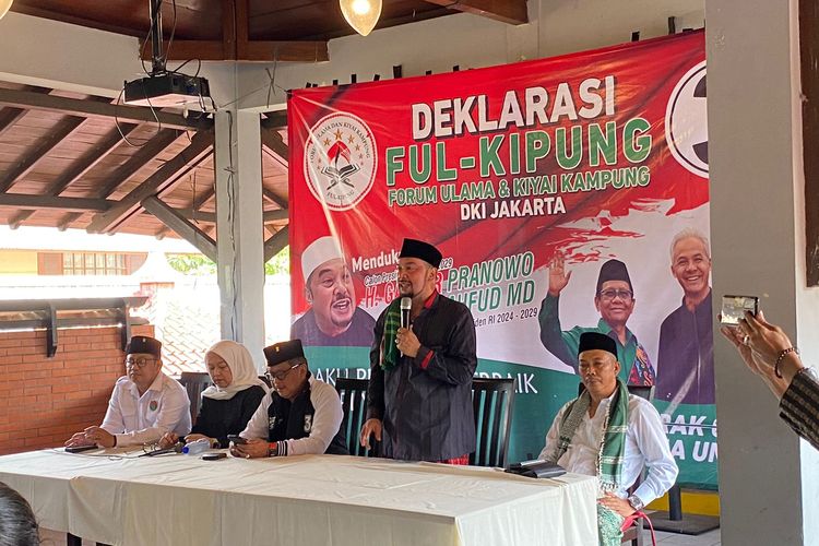 Para ulama dan kiai kampung yang tergabung dalam Forum Ulama dan Kiyai Kampung (Ful Kipung) mendeklarasikan dukungan kepada pasangan calon presiden dan calon wakil presiden nomor urut 3, Ganjar Pranowo dan Mahfud MD di Jagakarsa, Jakarta Selatan, Jumat (12/1/2024).
