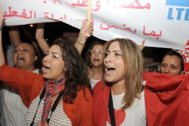 Sejumlah aktivis menyuarakan perlindungan terhadap hak-hak perempuan di Tunisia.
