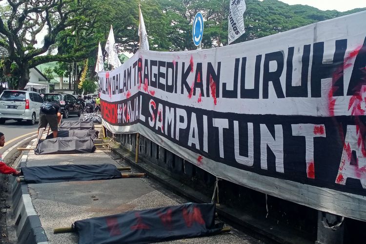 Sebanyak 137 keranda dan foto korban tragedi Kanjuruhan ditaruh rapi mengelilingi Bundaran Alun-alun Tugu Kota Malang.
