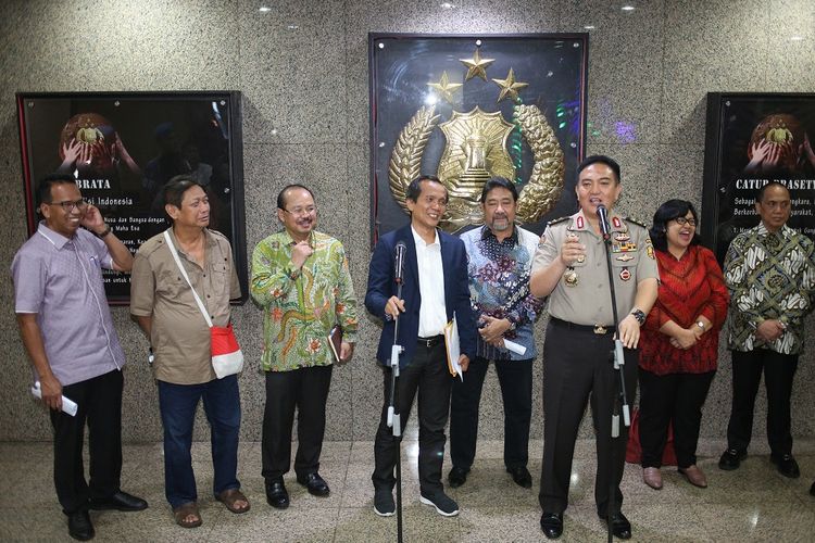 Kadiv Humas Polri Irjen Pol M. Iqbal (ketiga kanan) bersama Ketua Tim Gabungan Pencari Fakta (TGPF) Kasus Novel Baswedan, Nurcholis (keempat kiri) dan anggota TGPF memberikan keterangan pers tentang perkembangan kasus Novel Baswedan di Mabes Polri, Jakarta, Selasa (9/7/2019). TGPF menyampaikan sudah bekerja maksimal sesuai dengan batas waktu dengan hasil laporan yang tertuang dalam 170 halaman dengan hampir 1.500 lampiran dalam kasus tersebut. ANTARA FOTO/Reno Esnir/wsj.