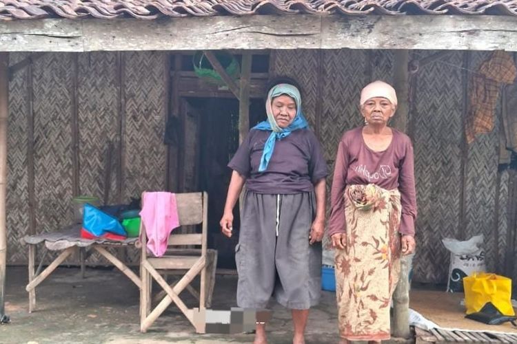 Dua orang nenek di Kabupaten Sumenep, Jawa Timur, bernama Hotipah (64) dan Putriya (70) hidup dalam keterbatasan. 