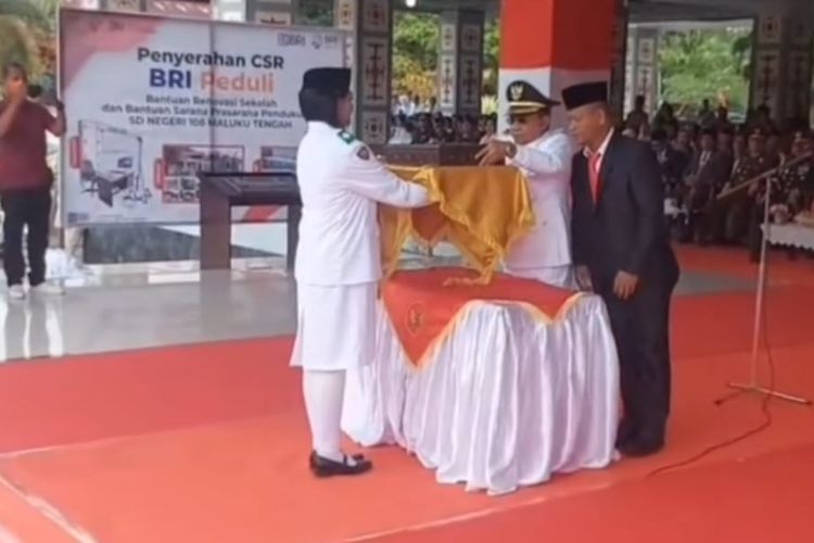 Pj Bupati Maluku Tengah Muhamat Marasabessy menyerahkan benderah Merah Putih yang masih tersimpan di dalam peti ke pembawa baki saat upacara HUT RI ke-78 di Kota Masohi, Kamis (17/8/2023)