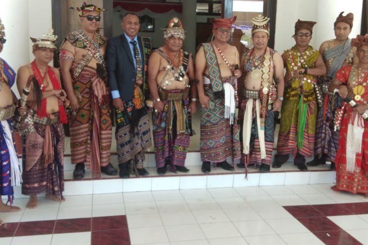 Bupati TTU Raymundus Sau Fernandes (Tengah) dan Bupati Sumba Timur Gideon Mbiliyora, Anggota DPRD NTT Dolvianus Kolo dan sejumlah ASN mengenakan busana adat, usai upacara bendera, di kantor Bupati TTU, Minggu (22/9/2019)