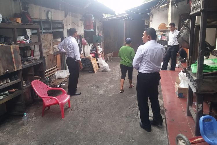 Polisi memeriksa rumah produksi abon di Jalan Soponyono Surabaya