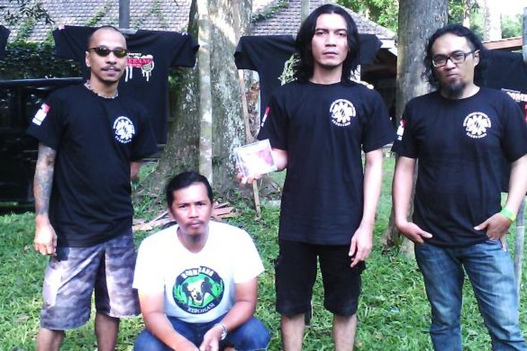 Personil band Boomerang saat berada di pentingsari cangkringan sleman