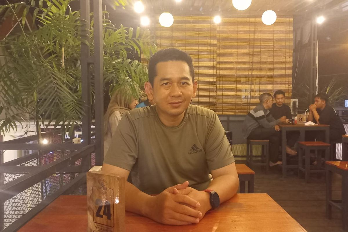  Muzayin (42) pemilik kafe kopi joss di kawasan Plaosan Kelurahan Purworejo, Kecamatan Purworejo, Jawa Tengah