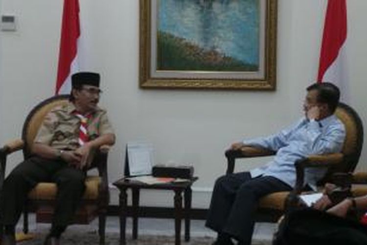 Wakil Presiden Jusuf Kalla menerima kedatangan Ketua Kuartir Nasional (Kwarnas) Pramuka Adhyaksa Dault di Kantor Wakil Presiden, Jakarta, Kamis (6/11/2014). 