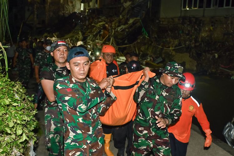 Petugas mengangkat kantong jenazah korban yang ditemukan di sekitar bangunan ruko yang hancur akibat diterjang banjir di kawasan Jalan Sulawesi, Denpasar, Bali, Kamis (11/9/2025). Berdasarkan data BNPB, hingga Kamis sore sebanyak 16 jenazah korban bencana banjir telah berhasil dievakuasi oleh tim SAR gabungan di sejumlah wilayah Bali. ANTARA FOTO/Fikri Yusuf/YU