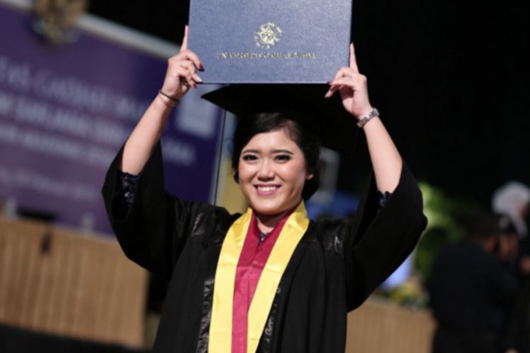 ektor Universitas Gadjah Mada, Prof. Panut Mulyono, mewisuda dan meluluskan 1.507 wisudawan Program Sarjana dan Diploma (20/2/2019)