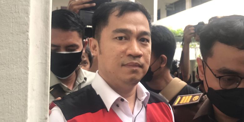 Terdakwa kasus obstruction of justice atau merintangi penyidikan pembunuhan Nofriansyah Yosua Hutabarat, AKBP Arif Rachman Arifin ditemui usai menjalani sidang perdana di Pengadilan Negeri (PN) Jakarta Selatan, Rabu (19/10/2022).