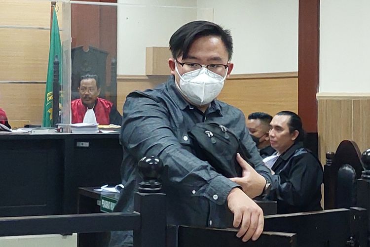 Fernando Syahputra saat mengikuti pemeriksaan saksi di Pengadilan Negeri Tangerang, Kota Tangerang, pada Selasa (11/1/2022) berkait kasus dokter hamil bakar bengkel di Cibodas.