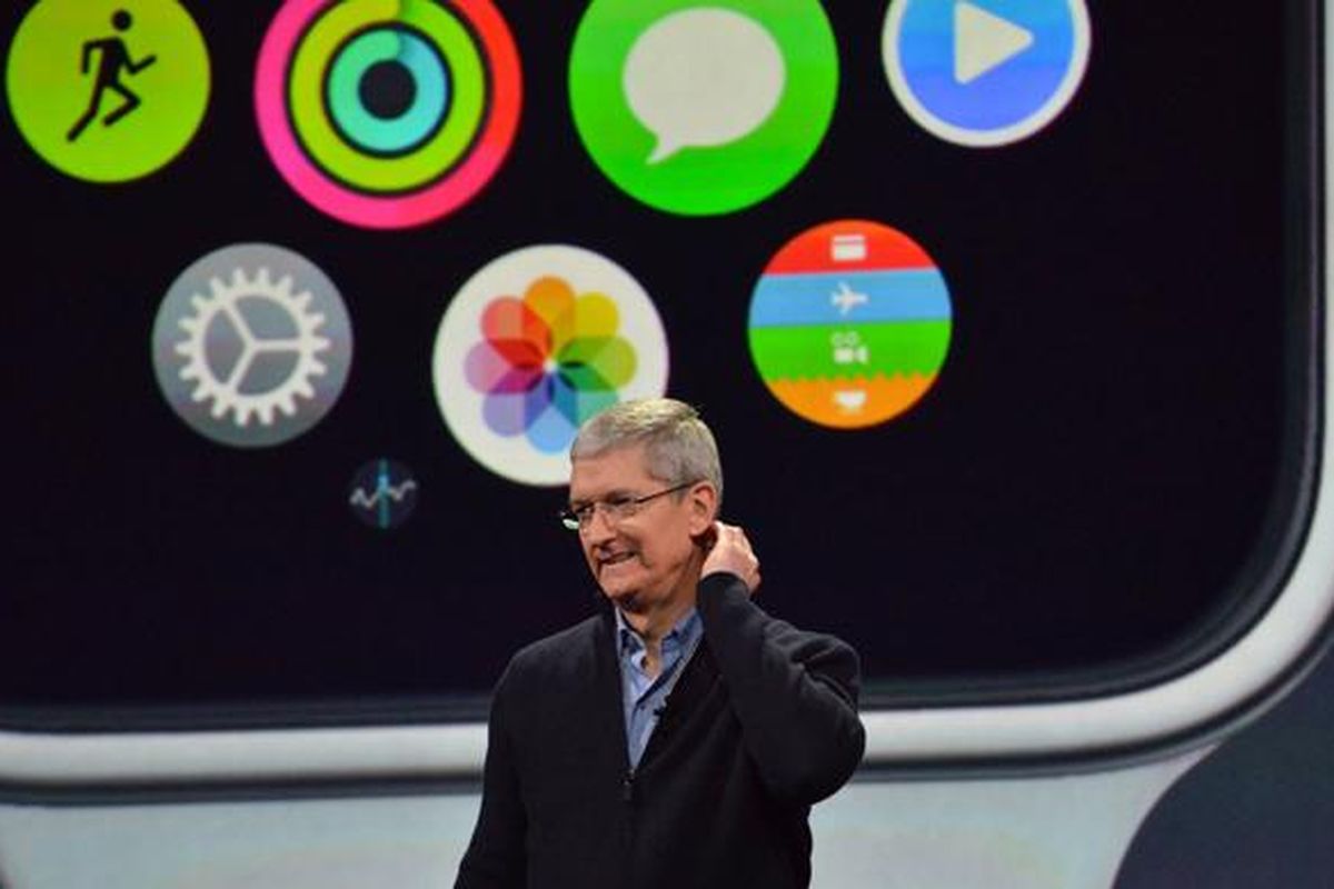 Tim Cook di peluncuran Apple Watch di San Francisco, Senin (9/3/2015).