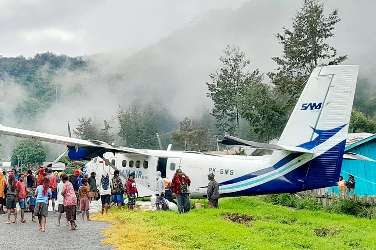 Pesawat twin otter PK SMS milik Sam Air yang mengalami kecelakaan saat mendarat di Bandara Beoga, Kabupaten Puncak, Papua Tengah, Senin (23/1/2023)