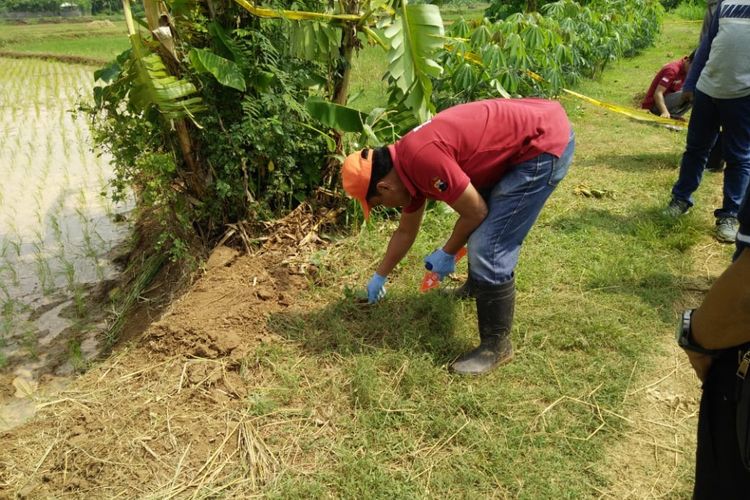 Polisi menunjukkan lokasi tewasnya Ikhwanul Rofii (42) saat dihakimi massa di tanggul Sungai Tempur atau Kali Pekeng turut, Desa Dumpil, Kecamatan Dukuhseti, Pati, Jateng, Senin (14/1/2019)‎