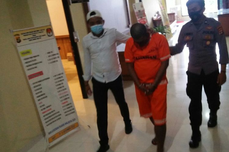 Tersangka kasus sodomi, IS (45) digiring polisi di Mapolresta Bandar Lampung, Senin (9/11/2020)