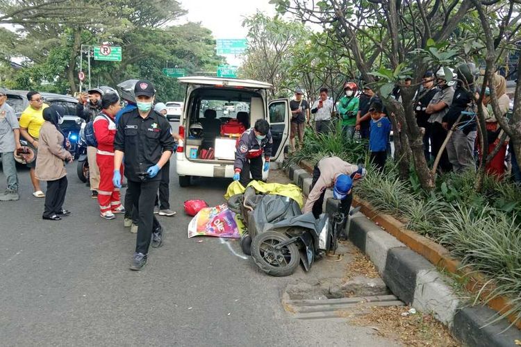 Oleng gara-gara Lubang Jalan di Pasteur, Pengemudi Ojol di Bandung Tewas Tertabrak Bus