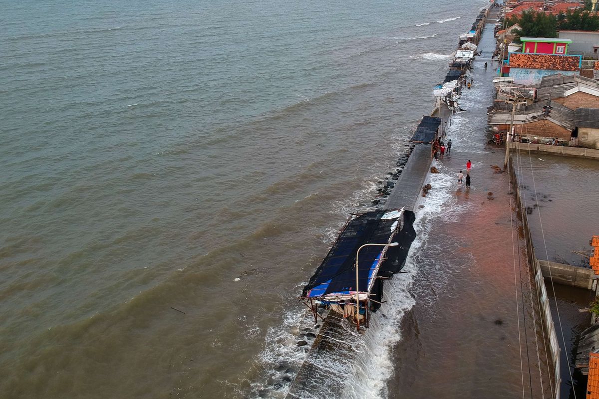 Foto udara kondisi terpaan gelombang ombak air laut di Pesisir pantai Utara, Pekalongan, Jawa Tengah, Senin (23/5/2022). Palang Merah Indonesia (PMI) Kota Pekalongan menghimbau warga sekitar pesisir pantai Utara Pekalongan untuk waspada dengan adanya gelombang laut setinggi sekitar 1-3 meter dan dapat menyebabkan banjir rob.