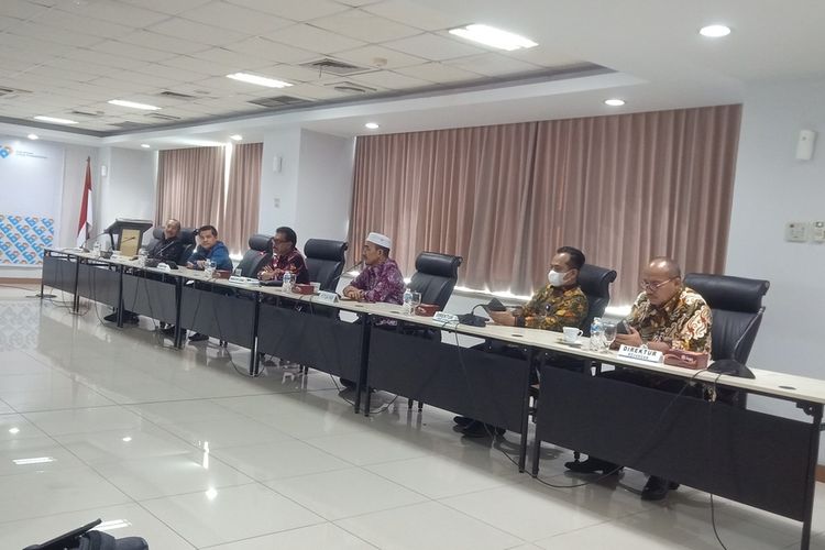 Dirut Bank Nagari M Irsyad didampingi jajaran memberikan keterangan resmi terkait kasus skimming yang terjadi, Kamis (12/5/2022).