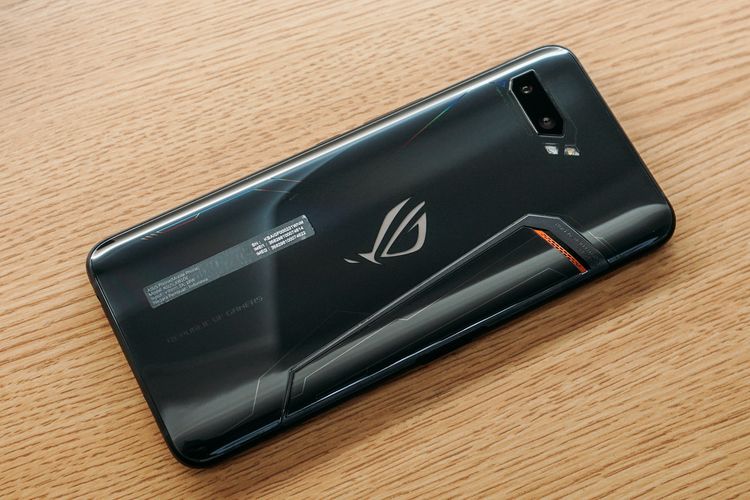 Bagian belakang Asus ROG II. Tak ada pemindai sidik jari konvensional lantaran komponen itu kini sudah menyatu dengan layar. 