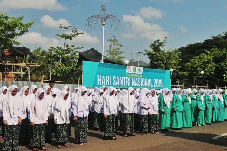 Para peserta upacara hari santri 2019, di seputar alun-alun kabupaten Trenggalek Jawa Timur (22/10/2019).