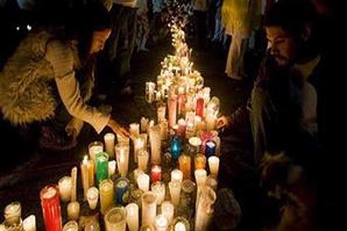 Warga Meksiko dari berbagai strata sosial mengenakan pakaian putih dan pita warna hitam sebagai ungkapan keprihatinan terhadap lonjakan kasus kriminal di Meksiko 