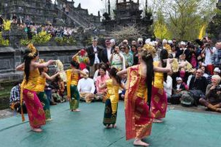 Tari Pendet dipentaskan dalam acara Perayaan Saraswati terbesar di Taman Pairi Daiza, Belgia pada 2 Mei 2015.