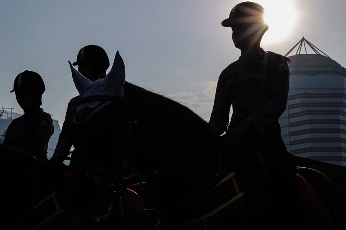 Polisi berkuda bersiap mengikuti Apel Gelar Pasukan Operasi Lilin Jaya 2019 di Lapangan Promoter Ditlantas Polda Metro Jaya, Jakarta Selatan, Kamis (19/12/2019). Operasi Lilin dilaksanakan pada 23 Desember 2019 hingga 1 Januari 2020.