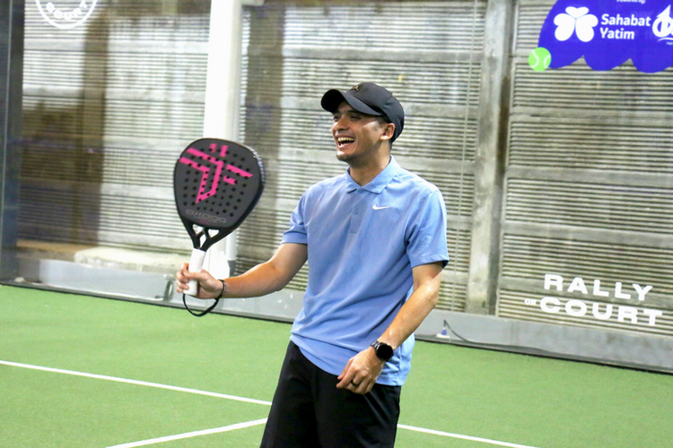 Potret Ricky Harun pada kompetisi Padel Peduli oleh Sahabat Yatim di Rally On Court (ROC) Padel, Jakarta Selatan 
