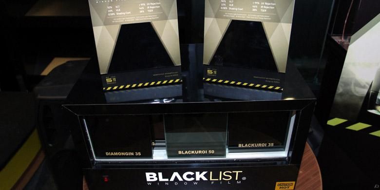Kaca film Blacklist sanggup tolak panas 90 persen.