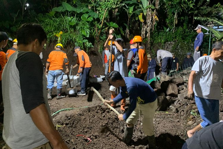 Hujan Deras di Puncak Prigen, Longsor dan Sapuan Banjir hingga ke Jalan-jalan Kampung